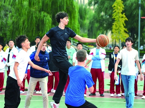 篮球赛让中法高中生们玩得不亦乐乎